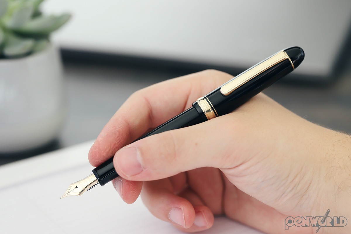 Platinum 3776 Vulpen in hand