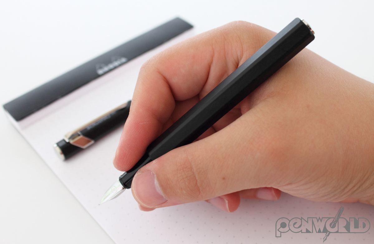 Caran d'Ache 849 in de hand