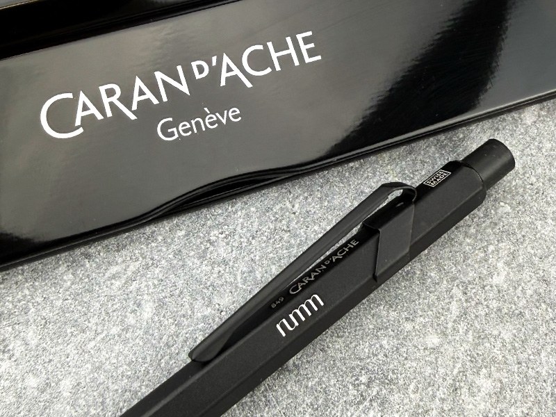 Caran d'Ache 849 Black Code met een gegraveerd logo