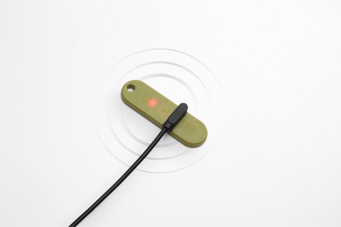Orbitkey Universal Tracker aan de magnetische oplaadkabel